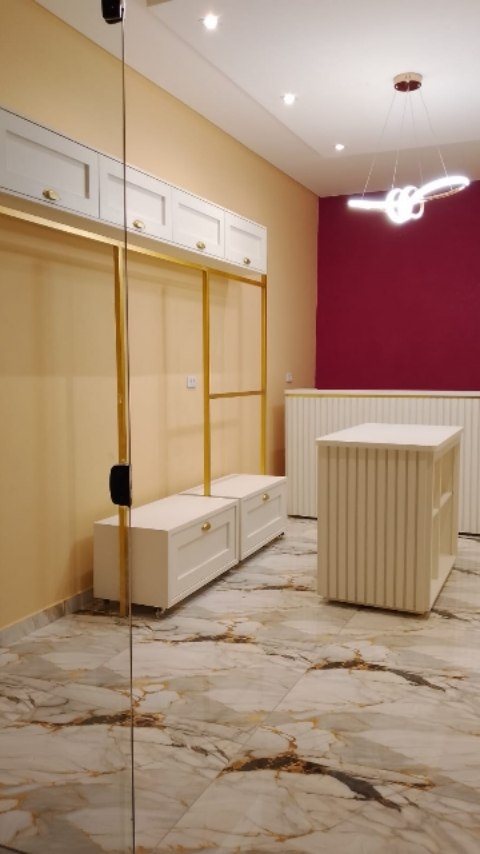 Ambiente planejado com armários e closet em branco com detalhes dourados